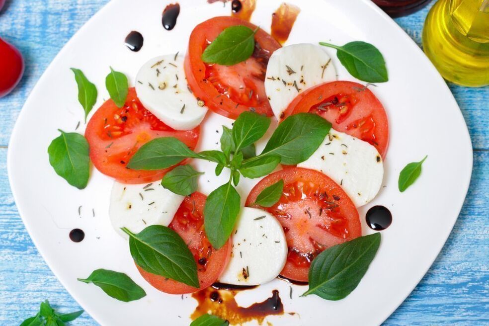 tomaatit juustolla ja yrteillä Välimeren ruokavalioon