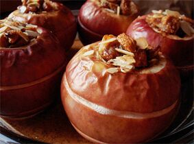 Kuivattujen hedelmien kanssa paistetut omenat ovat jälkiruoka ruokavaliossa sappirakon poiston jälkeen