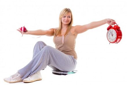 Tyttö, joka haluaa laihtua, syö terveellisesti ja ohjelman mukaan